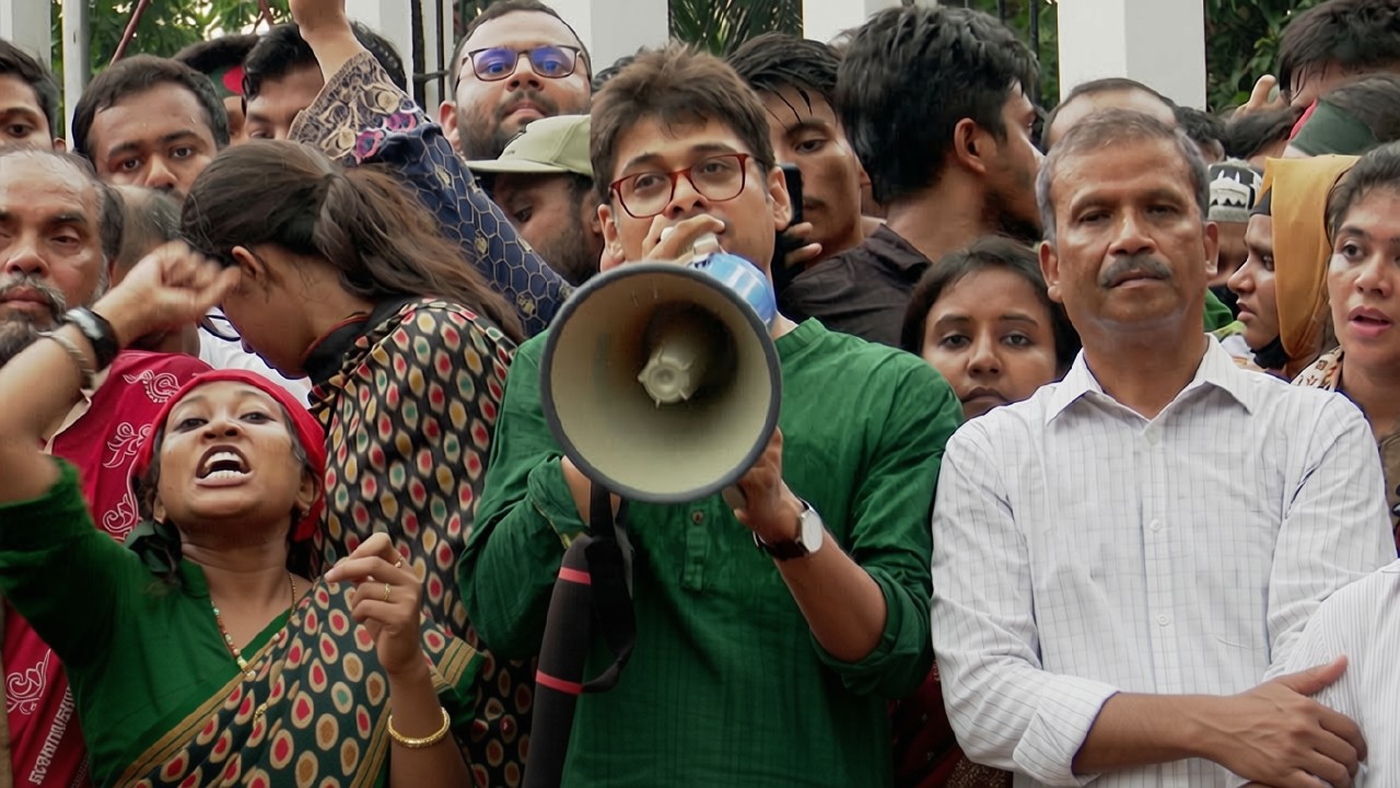 ‘কয়টা বুলেট আছে আপনাদের? লাখো আবু সাঈদ বুক পেতে দাঁড়াবে’: শহীদ মিনারে মানজুর আল মতিনের বজ্রকণ্ঠ