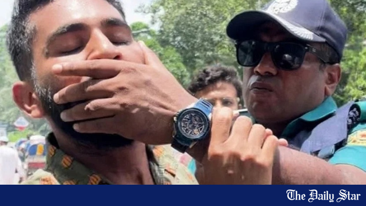 ‘আমার ছাত্রের মুখ চেপে ধরার সাহস কে দিয়েছে আপনাদের?’: ঢাবি শিক্ষকের যে অগ্নিকণ্ঠে কেঁপেছিল পুলিশ