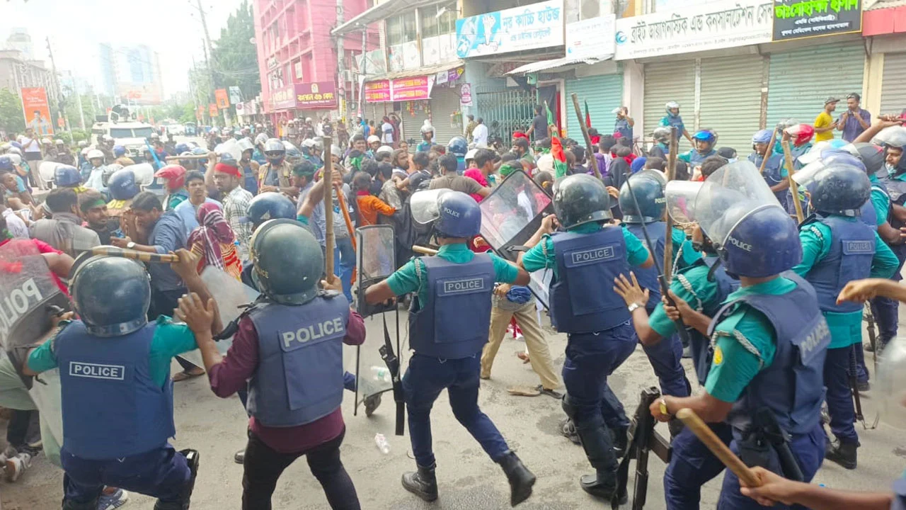 ৩১ জুলাই: সার্কিট হাউসের প্রহসন প্রত্যাখ্যান করে খুলনার রাজপথে তারুণ্যের ঢল