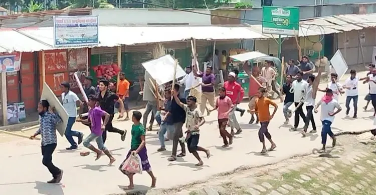 ৪ আগস্ট: নেত্রকোনার রাজপথে লাঠিসোঁটা হাতে তারুণ্যের ঢল, ধাওয়া খেল পুলিশ