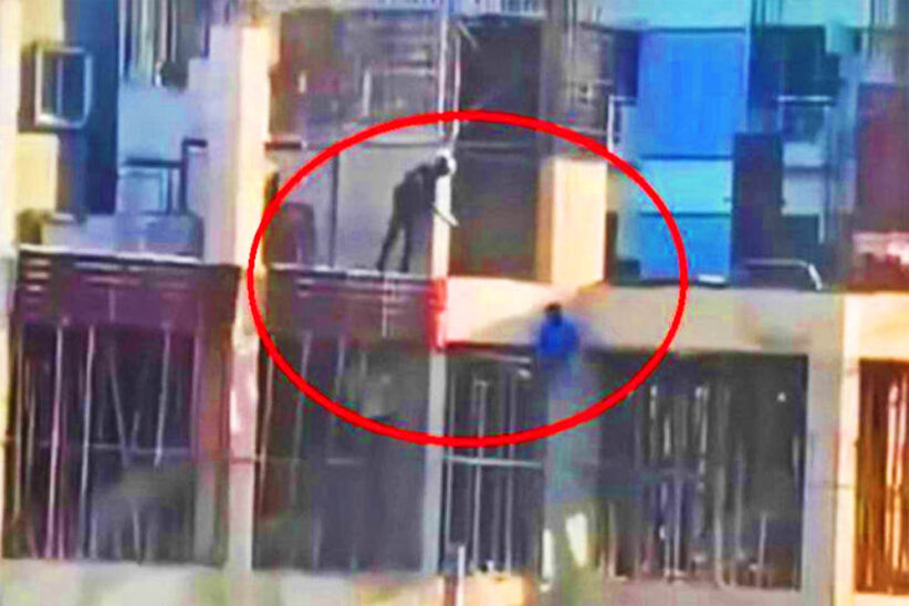 মেরাদিয়ায় নির্মাণাধীন ভবনের বারান্দায় ঝুলন্ত আমিরের ওপর পয়েন্ট ব্ল্যাঙ্ক রেঞ্জের সেই পৈশাচিক নির্যাতন