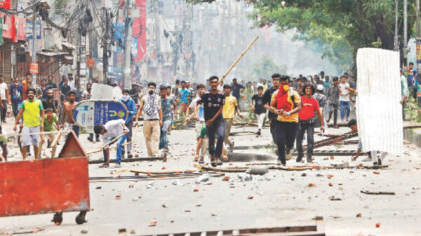কাউকে দেখামাত্র গুলি করা হবে’: ২০ জুলাইয়ের কঠোর কারফিউ এবং বুলেটের ভয়কে বুড়ো আঙুল দেখিয়ে তারুণ্যের সেই রাজপথ দখল