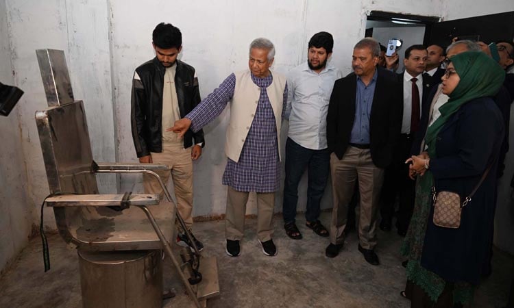 ‘আইয়ামে জাহেলিয়াতকেও হার মানিয়েছে এই বন্দিশালাগুলো’: রাজধানীর তিনটি কুখ্যাত আয়নাঘর স্বচক্ষে দেখলেন প্রধান উপদেষ্টা